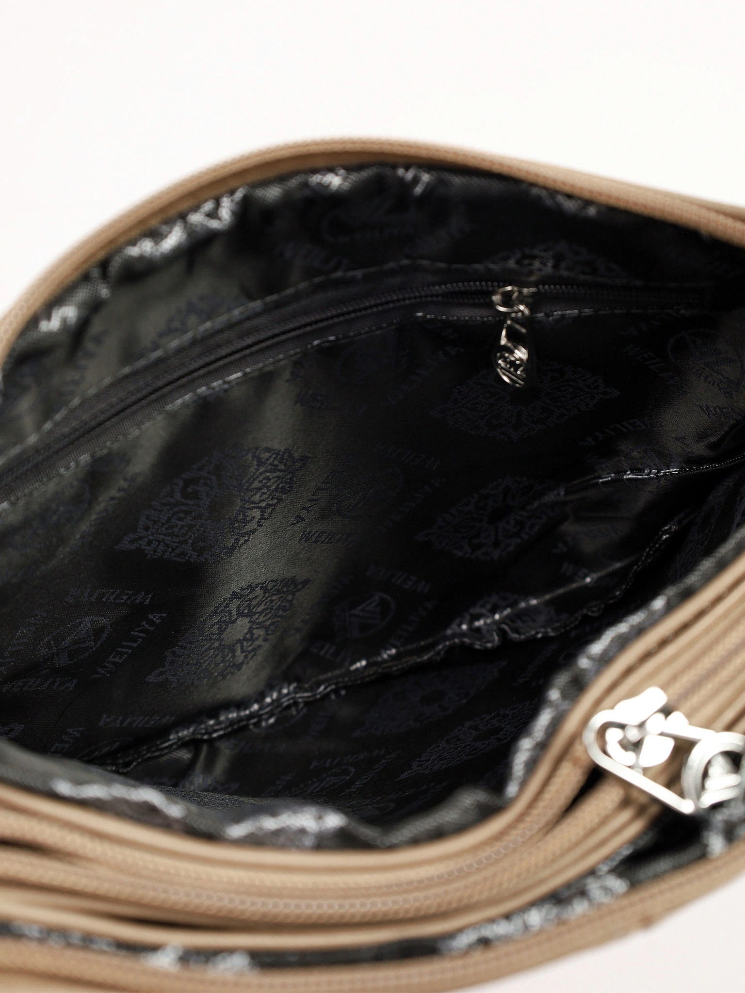 Сумка-кроссбоди с декоративным патчем в ассортименте